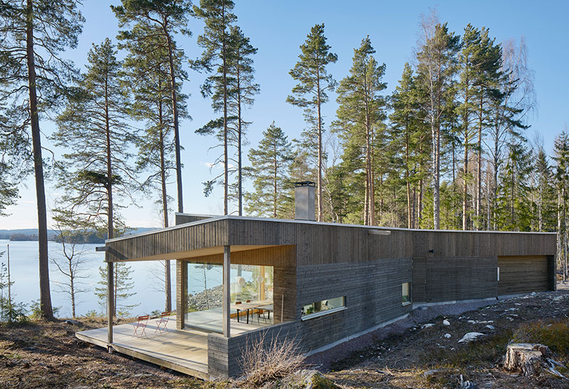 Mūsdienīga zviedru māja ar vienkāršu dizainu un brīnišķīgu skatu uz ezeru